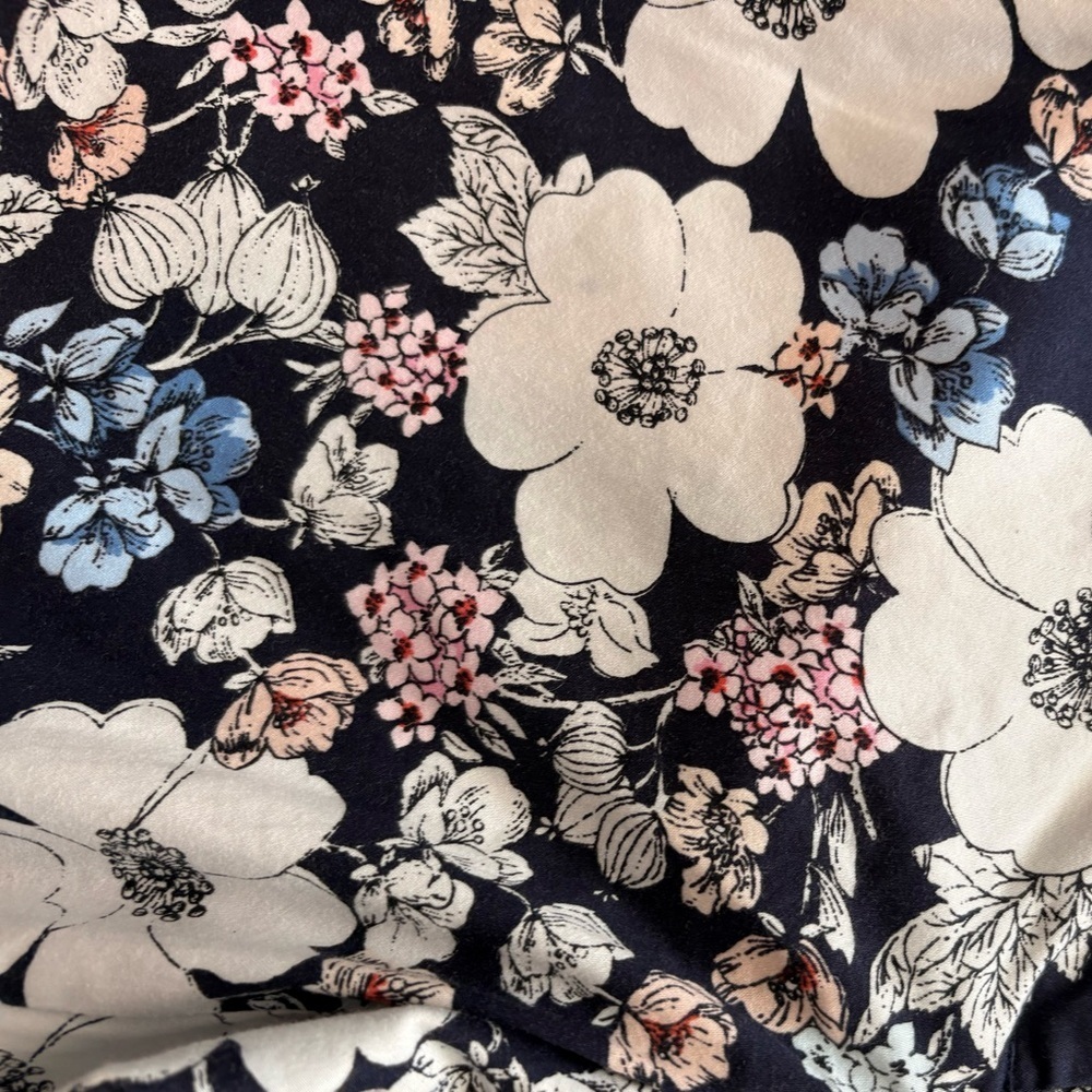 Ann Taylor Modern Crop Peony Blossom
Sketched Floral Pants Dimensions in Photos - Picture 8 of 9